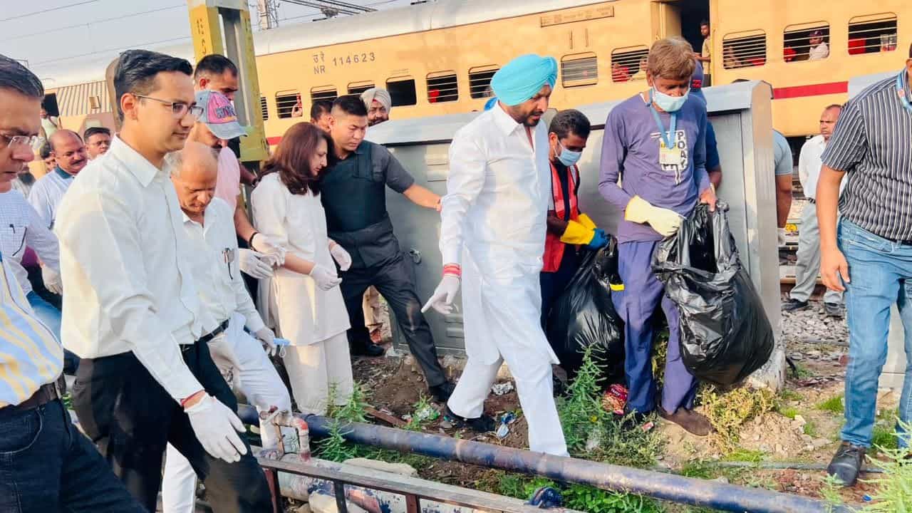 ਲੁਧਿਆਣਾ ਰੇਲਵੇ ਸਟੇਸ਼ਨ ਤੇ ਗੰਦਗੀ ਦੇਖ ਭੜਕੇ ਕੇਂਦਰੀ ਮੰਤਰੀ ਰਵਨੀਤ ਬਿੱਟੂ, ਚਲਾਇਆ ਵਿਸ਼ੇਸ਼ ਸਫ਼ਾਈ ਅਭਿਆਨ ਲੁਧਿਆਣਾ ਰੇਲਵੇ ਸਟੇਸ਼ਨ ਤੇ ਗੰਦਗੀ ਦੇਖ ਭੜਕੇ ਕੇਂਦਰੀ ਮੰਤਰੀ ਰਵਨੀਤ ਬਿੱਟੂ, ਚਲਾਇਆ ਵਿਸ਼ੇਸ਼ ਸਫ਼ਾਈ ਅਭਿਆਨ