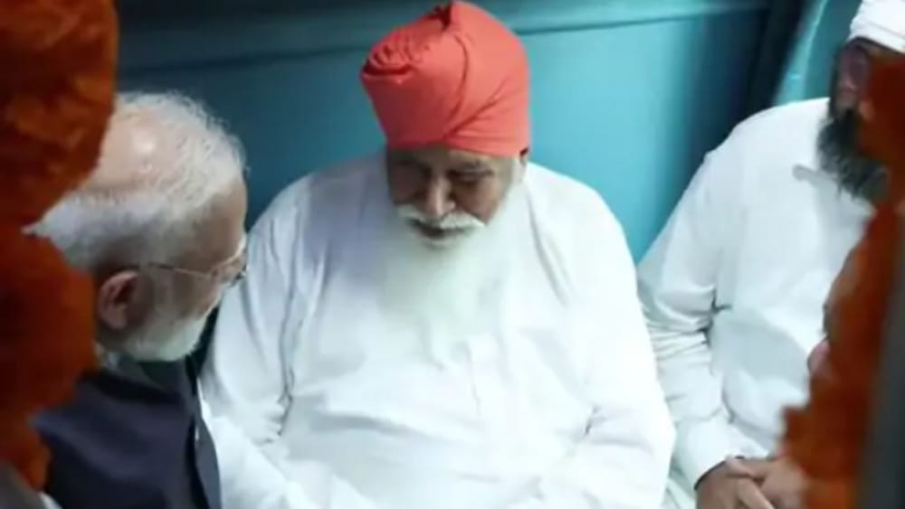 ਪ੍ਰਧਾਨ ਮੰਤਰੀ ਮੋਦੀ ਨੇ ਟ੍ਰੇਨ 'ਚ ਹੀ ਡੇਰਾ ਸੱਚਖੰਡ ਬੱਲਾਂ ਦੇ ਸੰਤ ਨਿਰੰਜਨ ਦਾਸ ਜੀ ਨਾਲ ਵੀ ਮੁਲਾਕਾਤ ਕੀਤੀ। ਉਨ੍ਹਾਂ ਦੀ ਇਹ ਮੁਲਾਕਾਤ ਕਾਫੀ ਨਿੱਘੇ ਮਾਹੌਲ ਵਿੱਚ ਹੋਈ।