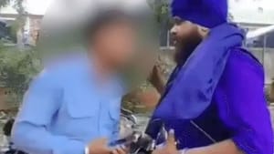ਪਹਿਲਾਂ ਮੰਗਵਾਈ ਮਾਫ਼ੀ, ਫਿਰ 7 ਸੈਕਿੰਡ 'ਚ ਜੜੇ 6 ਥੱਪੜ; ਜਾਣੋ ਪੂਰਾ ਮਾਮਲਾ ਪਹਿਲਾਂ ਮੰਗਵਾਈ ਮਾਫ਼ੀ, ਫਿਰ 7 ਸੈਕਿੰਡ 'ਚ ਜੜੇ 6 ਥੱਪੜ; ਜਾਣੋ ਪੂਰਾ ਮਾਮਲਾ