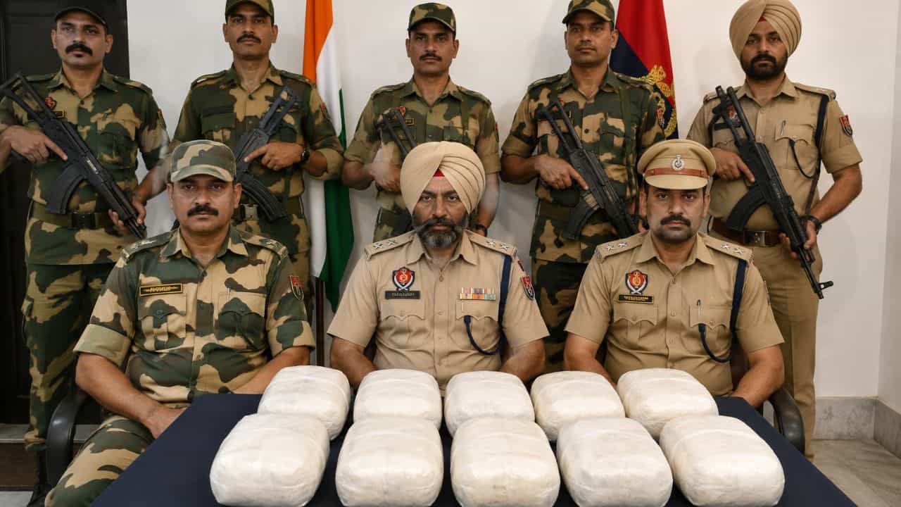 ਤਰਨਤਾਰਨ ਚ BSF ਤੇ ਪੁਲਿਸ ਦਾ ਜੁਆਇੰਟ ਆਪ੍ਰੇਸ਼ਨ, 10 ਕਿਲੋ ਹੈਰੋਇਨ ਬਰਾਮਦ; ਡਰੋਨ ਰਾਹੀਂ ਆਈ ਸੀ ਖੇਪ