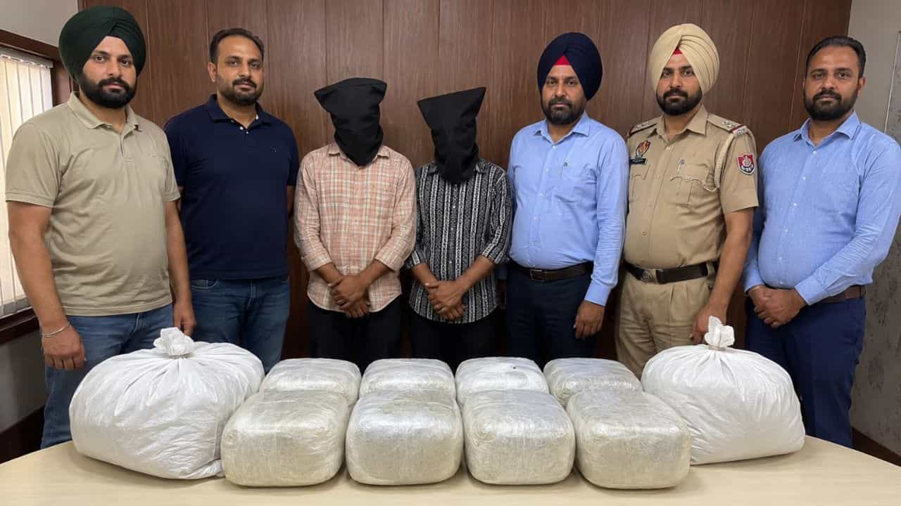 ਤਰਨਤਾਰਨ ਚ 15 ਕਰੋੜ ਦੀ ਹੈਰੋਇਨ ਜ਼ਬਤ, CIA ਸਟਾਫ ਵੱਲੋਂ ਦੋ ਤਸਕਰ ਕਾਬੂ; ਦੋ ਪਿਸਤੌਲ- 2 ਦੋ ਮੋਬਾਈਲ ਤੇ ਇੱਕ ਬਾਈਕ ਬਰਾਮਦ