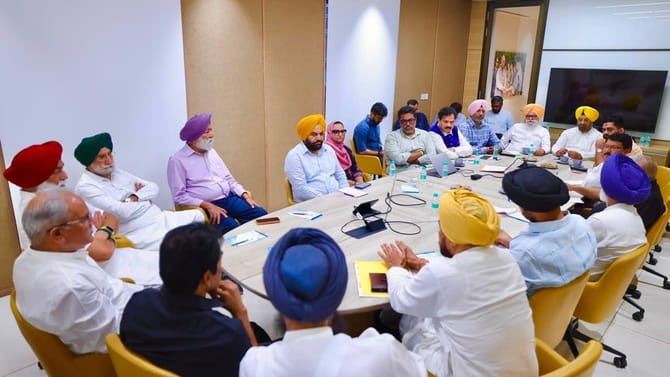 ਕਲੇਸ਼ ਤੋਂ ਬਾਅਦ ਇੱਕਠੇ ਬੈਠੇ ਨਜਰ ਆਏ ਚੰਨੀ-ਵੜਿੰਗ, ਕਾਂਗਰਸ ਨੇ ਦਿਖਾਇਆ ਏਕਾ