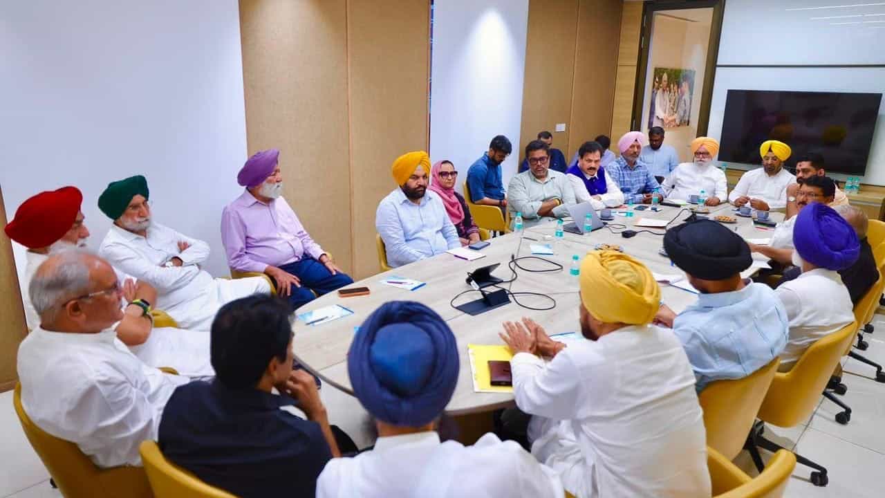 ਕਲੇਸ਼ ਤੋਂ ਬਾਅਦ ਇੱਕਠੇ ਬੈਠੇ ਨਜਰ ਆਏ ਚੰਨੀ-ਵੜਿੰਗ, ਦਿੱਲੀ ਬੈਠਕ ਚ ਕਾਂਗਰਸ ਨੇ ਦਿਖਾਇਆ ਏਕਾ ਕਲੇਸ਼ ਤੋਂ ਬਾਅਦ ਇੱਕਠੇ ਬੈਠੇ ਨਜਰ ਆਏ ਚੰਨੀ-ਵੜਿੰਗ, ਦਿੱਲੀ ਬੈਠਕ ਚ ਕਾਂਗਰਸ ਨੇ ਦਿਖਾਇਆ ਏਕਾ