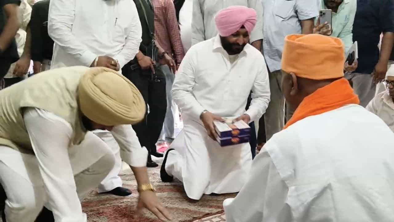 ਫਿਲੌਰ: ਬਿੱਟੂ ਡੇਰਾ ਬ੍ਰਹਮ ਦਾਸ ਵਿਖੇ ਹੋਏ ਨਤਮਸਤਕ, SC ਕਮਿਸ਼ਨ ਨੇ ਦਿੱਤਾ ਸੀ ਨਿਰਦੇਸ਼ ਫਿਲੌਰ: ਬਿੱਟੂ ਡੇਰਾ ਬ੍ਰਹਮ ਦਾਸ ਵਿਖੇ ਹੋਏ ਨਤਮਸਤਕ, SC ਕਮਿਸ਼ਨ ਨੇ ਦਿੱਤਾ ਸੀ ਨਿਰਦੇਸ਼