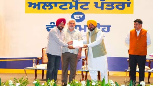 2,800 ਨਵੇਂ ਡਿਪੂ ਹੋਲਡਰਾਂ ਨੂੰ ਸੌਂਪੇ ਗਏ ਲਾਇਸੈਂਸ, CM ਮਾਨ ਨੇ ਸਮਾਰੋਹ ‘ਚ ਵਿਰੋਧੀਆਂ ‘ਤੇ ਸਾਧੇ ਨਿਸ਼ਾਨੇ