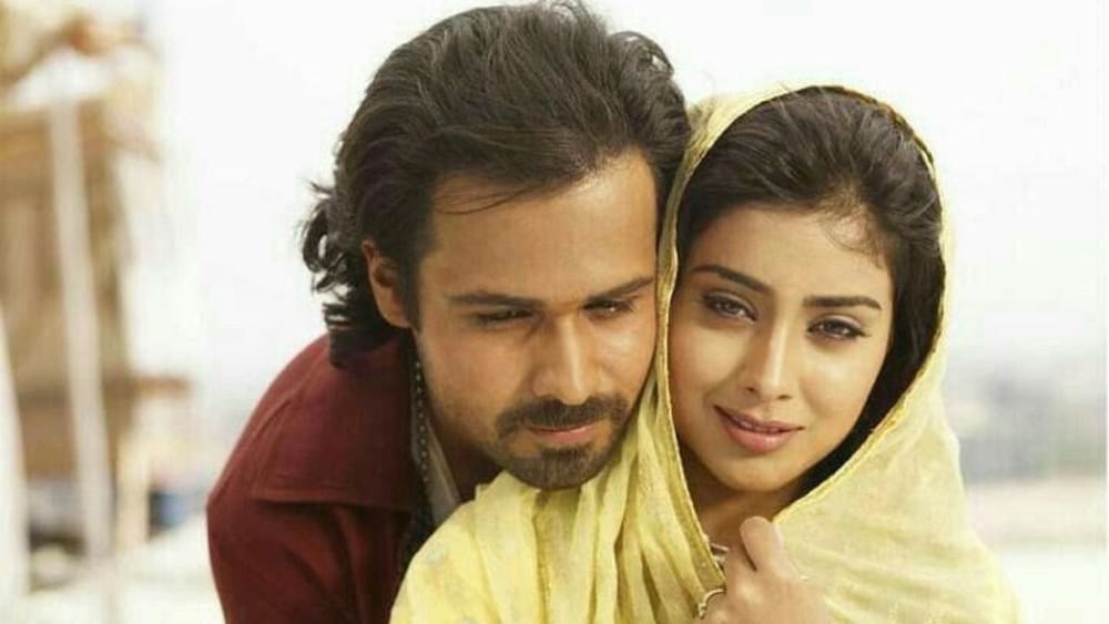 ਮੀਡੀਆ ਰਿਪੋਰਟਾਂ ਦੇ ਅਨੁਸਾਰ, ਇਮਰਾਨ ਹਾਸ਼ਮੀ ਨੇ 2007 ਦੀ ਫਿਲਮ "ਆਵਾਰਾਪਨ" ਵਿੱਚ ਸ਼ਿਵਮ ਪੰਡਿਤ ਦੀ ਭੂਮਿਕਾ ਨਿਭਾਉਣ ਲਈ ₹1.5 ਤੋਂ 2 ਕਰੋੜ ਫੀਸ ਲਈ। ਇਸ ਦੌਰਾਨ, ਸ਼੍ਰੀਆ ਸਰਨ ਨੂੰ ਮਹਿਲਾ ਮੁੱਖ ਭੂਮਿਕਾ ਲਈ ₹40 ਤੋਂ 50 ਲੱਖ ਮਿਲੇ ਸਨ।