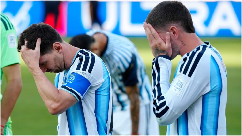 ਸਪੇਨ ਖ਼ਿਲਾਫ਼ ਅਰਜਨਟੀਨਾ ਨੇ ਇੱਕ ਬੇਹੱਦ ਸ਼ਰਮਨਾਕ ਰਿਕਾਰਡ ਆਪਣੇ ਨਾਮ ਕੀਤਾ। ਫੀਫਾ ਵਰਲਡ ਕੱਪ ਦੇ ਫਾਈਨਲ ਵਿੱਚ ਅਰਜਨਟੀਨਾ ਦੀ ਟੀਮ ਇੱਕ ਵੀ ਸ਼ਾਟ ਟਾਰਗੇਟ 'ਤੇ ਨਹੀਂ ਲਗਾ ਸਕੀ, ਜਦਕਿ ਸਪੇਨ ਨੇ ਟਾਰਗੇਟ 'ਤੇ 11 ਸ਼ਾਟ ਮਾਰੇ। ਇੰਨਾ ਹੀ ਨਹੀਂ, ਸਪੇਨ ਦਾ ਗੇਂਦ 'ਤੇ ਕਬਜ਼ਾ (Possession) 68 ਫ਼ੀਸਦੀ ਰਿਹਾ, ਜਦਕਿ ਅਰਜਨਟੀਨਾ ਕੋਲ ਸਿਰਫ਼ 32 ਫ਼ੀਸਦੀ ਸਮੇਂ ਲਈ ਹੀ ਗੇਂਦ ਰਹੀ। ਪਾਸਿੰਗ ਦੀ ਸਟੀਕਤਾ (Pass Accuracy) ਵਿੱਚ ਵੀ ਸਪੇਨ 90 ਫ਼ੀਸਦੀ ਨਾਲ ਅੱਗੇ ਰਿਹਾ, ਜਦਕਿ ਅਰਜਨਟੀਨਾ ਦਾ ਅੰਕੜਾ ਸਿਰਫ਼ 78 ਫ਼ੀਸਦੀ ਸੀ। ਇਸ ਤੋਂ ਇਲਾਵਾ ਸਪੇਨ ਦੇ ਕਿਸੇ ਵੀ ਖਿਡਾਰੀ ਨੂੰ ਇੱਕ ਵੀ ਯੈਲੋ ਕਾਰਡ ਨਹੀਂ ਮਿਲਿਆ, ਜਦਕਿ ਅਰਜਨਟੀਨਾ ਦੇ ਖਿਡਾਰੀਆਂ ਨੂੰ 5 ਯੈਲੋ ਕਾਰਡ ਅਤੇ 1 ਰੈੱਡ ਕਾਰਡ ਮਿਲਿਆ। (ਫੋਟੋ-ਪੀਟੀਆਈ)