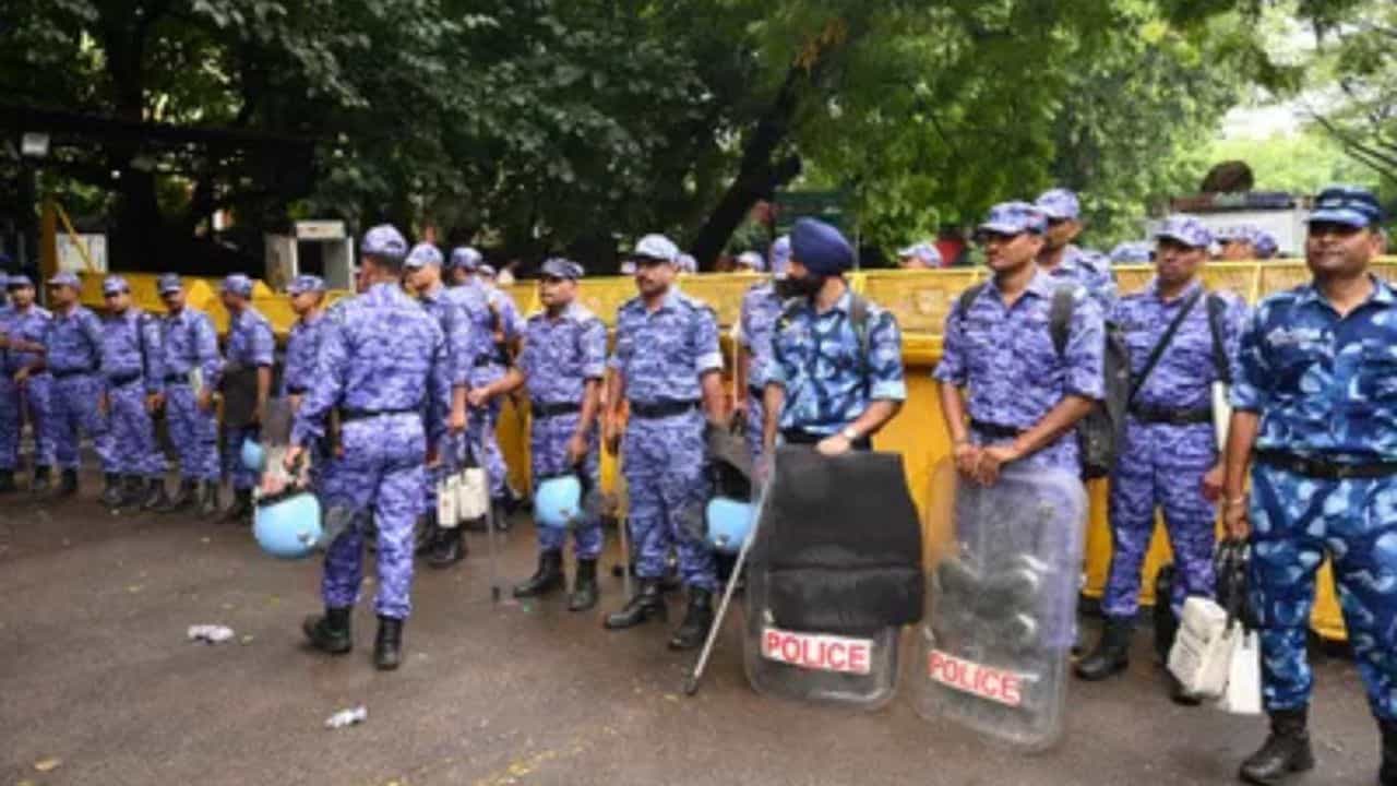 ਵਿਰੋਧ ਪ੍ਰਦਰਸ਼ਨ ਚ ਫਸੀ ਦਿੱਲੀ, ਬੰਗਾਲ ਤੋਂ CRPF ਦੀਆਂ 20 ਟੁਕੜੀਆਂ ਮੰਗਵਾਈਆਂ ਗਈਆਂ