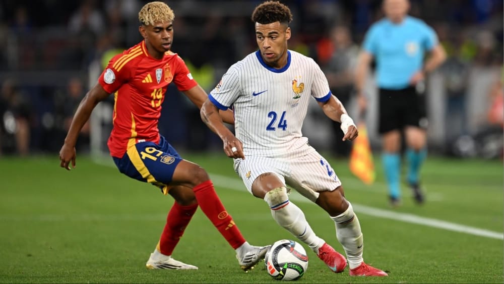 ਫਰਾਂਸ ਅਤੇ ਸਪੇਨ ਵਿਚਾਲੇ ਖੇਡਿਆ ਗਿਆ ਉਹ ਮੁਕਾਬਲਾ UEFA Nations League 2025 ਦਾ ਸੈਮੀਫਾਈਨਲ ਸੀ, ਜਿਸ ਵਿੱਚ ਇੱਕ ਤੋਂ ਬਾਅਦ ਇੱਕ ਕੁੱਲ 9 ਗੋਲ ਦੇਖਣ ਨੂੰ ਮਿਲੇ ਸਨ। ਮੈਚ ਦੇ ਜ਼ਿਆਦਾਤਰ ਸਮੇਂ ਤੱਕ ਸਪੇਨ ਦਾ ਇਕਤਰਫ਼ਾ ਦਬਦਬਾ ਰਿਹਾ। ਫਰਾਂਸ ਨੇ ਆਪਣਾ ਪਹਿਲਾ ਗੋਲ 59ਵੇਂ ਮਿੰਟ ਵਿੱਚ ਕੀਤਾ, ਜਦਕਿ ਉਸ ਤੋਂ ਪਹਿਲਾਂ ਹੀ ਸਪੇਨ 4 ਗੋਲ ਕਰ ਚੁੱਕਾ ਸੀ। (Photo: Getty Images)