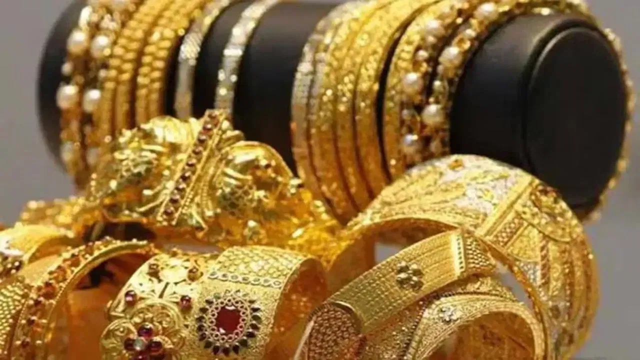 ਮਾਹਰਾਂ ਦਾ ਮੰਨਣਾ ਹੈ ਕਿ ਸੋਨੇ 'ਤੇ ਆਯਾਤ ਡਿਊਟੀ ਵਿੱਚ ਹਾਲ ਹੀ ਵਿੱਚ ਵਾਧੇ ਨਾਲ ਘਰੇਲੂ ਕੀਮਤਾਂ ਵਿੱਚ ਹੋਰ ਵਾਧਾ ਹੋਣ ਦੀ ਸੰਭਾਵਨਾ ਹੈ ਅਤੇ ਇਸ ਦਾ ਭੌਤਿਕ ਮੰਗ 'ਤੇ ਅਸਥਾਈ ਪ੍ਰਭਾਵ ਪਵੇਗਾ। ਰਤਨ ਅਤੇ ਗਹਿਣੇ ਨਿਰਯਾਤ ਪ੍ਰਮੋਸ਼ਨ ਕੌਂਸਲ ਦਾ ਕਹਿਣਾ ਹੈ ਕਿ ਸੋਨੇ 'ਤੇ ਆਯਾਤ ਡਿਊਟੀ ਵਧਾਉਣ ਨਾਲ ਆਯਾਤ ਘੱਟ ਨਹੀਂ ਹੁੰਦਾ; ਇਸ ਦੀ ਬਜਾਏ, ਇਹ ਕੀਮਤਾਂ ਨੂੰ ਵਧਾਉਂਦਾ ਹੈ। ਗਹਿਣਿਆਂ ਦੇ ਪ੍ਰਚੂਨ ਵਿਕਰੇਤਾਵਾਂ ਦੇ ਅਨੁਸਾਰ, ਆਯਾਤ ਡਿਊਟੀ ਵਧਾਉਣ ਦੀ ਬਜਾਏ, ਇਹ ਸੋਨੇ ਅਤੇ ਚਾਂਦੀ ਦੇ ਆਯਾਤ ਦੀ ਮਾਤਰਾ ਨੂੰ ਕੰਟਰੋਲ ਕਰਨ ਦਾ ਇੱਕ ਵਧੇਰੇ ਪ੍ਰਭਾਵਸ਼ਾਲੀ ਤਰੀਕਾ ਹੋਵੇਗਾ। (Photo credit- File image)