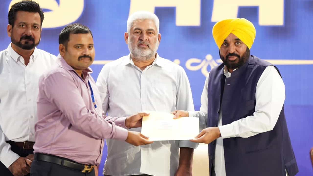 ਸੀਐਮ ਮਾਨ ਨੇ ਜੰਗਲਾਤ ਵਿਭਾਗ ਦੇ 516 ਕਰਮਚਾਰੀਆਂ ਨੂੰ ਵੰਡੇ ਨਿਯੁਕਤੀ ਪੱਤਰ, ਕੀਤੇ ਹੋਰ ਵੀ ਐਲਾਨ ਸੀਐਮ ਮਾਨ ਨੇ ਜੰਗਲਾਤ ਵਿਭਾਗ ਦੇ 516 ਕਰਮਚਾਰੀਆਂ ਨੂੰ ਵੰਡੇ ਨਿਯੁਕਤੀ ਪੱਤਰ, ਕੀਤੇ ਹੋਰ ਵੀ ਐਲਾਨ
