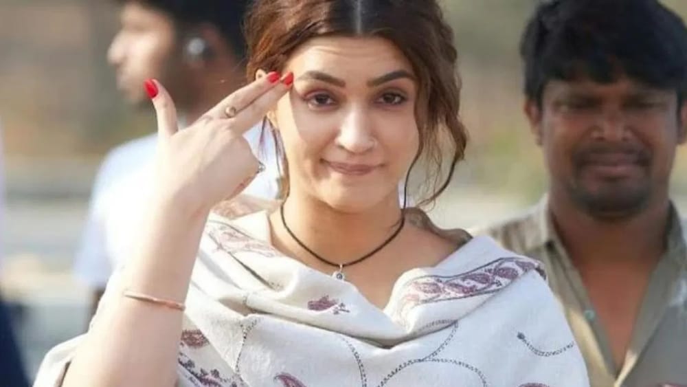 'ਮੀਮੀ' ਨੂੰ ਆਡੀਅੰਸ ਅਤੇ ਕ੍ਰਿਟਿਕਸ ਵੱਲੋਂ ਸ਼ਾਨਦਾਰ ਰਿਸਪਾਂਸ ਮਿਲਿਆ। ਸਰੋਗੇਸੀ ਵਰਗੇ ਸੰਵੇਦਨਸ਼ੀਲ ਮੁੱਦੇ 'ਤੇ ਬਣੀ ਇਸ ਫ਼ਿਲਮ ਵਿੱਚ ਕ੍ਰਿਤੀ ਸੈਨਨ ਦੀ ਐਕਟਿੰਗ ਦੀ ਸਭ ਤੋਂ ਵੱਧ ਤਾਰੀਫ਼ ਹੋਈ। ਇੰਨਾ ਹੀ ਨਹੀਂ, ਇਸ ਫ਼ਿਲਮ ਲਈ ਕ੍ਰਿਤੀ ਸੈਨਨ ਨੂੰ 69ਵੇਂ ਨੈਸ਼ਨਲ ਫ਼ਿਲਮ ਅਵਾਰਡਜ਼ ਵਿੱਚ ਬੈਸਟ ਐਕਟਰੈਸ ਦਾ ਅਵਾਰਡ ਮਿਲਿਆ ਸੀ।