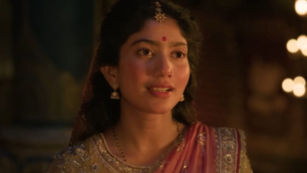 Sai Pallavi: ਸਾਈ ਪੱਲਵੀ ਫ਼ਿਲਮ ਵਿੱਚ ਮਾਤਾ ਸੀਤਾ ਦੇ ਕਿਰਦਾਰ ਵਿੱਚ ਨਜ਼ਰ ਆ ਰਹੀ ਹੈ। ਟ੍ਰੇਲਰ ਵਿੱਚ ਉਨ੍ਹਾਂ ਦਾ ਸਾਦਾ ਅਤੇ ਸ਼ਾਨਦਾਰ ਲੁੱਕ ਲੋਕਾਂ ਨੂੰ ਕਾਫ਼ੀ ਪਸੰਦ ਆ ਰਿਹਾ ਹੈ। ਰਣਬੀਰ ਕਪੂਰ ਨਾਲ ਉਨ੍ਹਾਂ ਦੀ ਆਨ-ਸਕ੍ਰੀਨ ਕੈਮਿਸਟਰੀ ਵੀ ਕਾਫ਼ੀ ਵਧੀਆ ਲੱਗ ਰਹੀ ਹੈ ਅਤੇ ਪ੍ਰਸ਼ੰਸਕਾਂ ਦਾ ਮੰਨਣਾ ਹੈ ਕਿ ਉਹ ਇਸ ਕਿਰਦਾਰ ਲਈ ਬਿਲਕੁਲ ਫਿੱਟ ਨਜ਼ਰ ਆ ਰਹੀ ਹੈ।