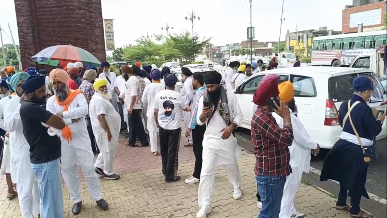 ਫਿਲਮ ਸਤਲੁਜ ਤੇ ਲੱਗੀ ਪਾਬੰਦੀ ਖ਼ਿਲਾਫ਼ ਅੰਮ੍ਰਿਤਸਰ ਚ ਰੋਸ ਮਾਰਚ, ਆਜ਼ਾਦ ਗਰੁੱਪ ਵੱਲੋਂ ਨਾਅਰੇਬਾਜ਼ੀ ਫਿਲਮ ਸਤਲੁਜ ਤੇ ਲੱਗੀ ਪਾਬੰਦੀ ਖ਼ਿਲਾਫ਼ ਅੰਮ੍ਰਿਤਸਰ ਚ ਰੋਸ ਮਾਰਚ, ਆਜ਼ਾਦ ਗਰੁੱਪ ਵੱਲੋਂ ਨਾਅਰੇਬਾਜ਼ੀ