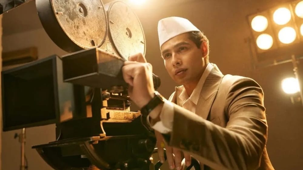 ਵੀ. ਸ਼ਾਂਤਾਰਾਮ: ਦਿੱਗਜ ਫ਼ਿਲਮਮੇਕਰ ਵੀ. ਸ਼ਾਂਤਾਰਾਮ ਦੇ ਜੀਵਨ 'ਤੇ ਅਧਾਰਿਤ 'ਵੀ ਸ਼ਾਂਤਾਰਾਮ' ਫ਼ਿਲਮ ਵਿੱਚ ਸਿਧਾਂਤ ਚਤੁਰਵੇਦੀ ਲੀਡ ਰੋਲ ਨਿਭਾਉਣਗੇ। ਇਸ ਦਾ ਫਰਸਟ ਪੋਸਟਰ ਰਿਲੀਜ਼ ਹੋ ਚੁੱਕਾ ਹੈ ਅਤੇ ਇਹ ਮੂਵੀ ਇਸੇ ਸਾਲ ਥੀਏਟਰਾਂ ਵਿੱਚ ਰਿਲੀਜ਼ ਹੋਵੇਗੀ। ਫ਼ਿਲਮ ਨੂੰ ਅਭਿਜੀਤ ਸ਼ਿਰੀਸ਼ ਦੇਸ਼ਪਾਂਡੇ ਨੇ ਲਿਖਿਆ ਅਤੇ ਡਾਇਰੈਕਟ ਕੀਤਾ ਹੈ।