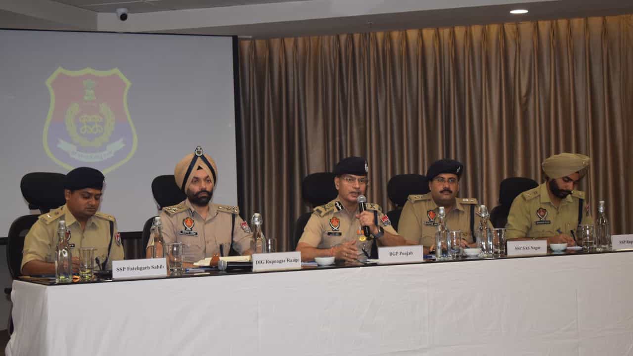 15 ਅਗਸਤ ਤੋਂ ਪਹਿਲਾਂ ਪੰਜਾਬ ਚ ਹਾਈ ਅਲਰਟ, ਮੋਹਾਲੀ ਚ DGP ਦੀ ਅਹਿਮ ਬੈਠਕ; ਬਣਾਈ ਵਿਸ਼ੇਸ ਰਣਨੀਤੀ 15 ਅਗਸਤ ਤੋਂ ਪਹਿਲਾਂ ਪੰਜਾਬ ਚ ਹਾਈ ਅਲਰਟ, ਮੋਹਾਲੀ ਚ DGP ਦੀ ਅਹਿਮ ਬੈਠਕ; ਬਣਾਈ ਵਿਸ਼ੇਸ ਰਣਨੀਤੀ
