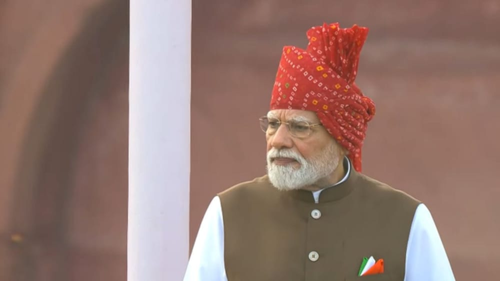 ਆਜ਼ਾਦੀ ਤੋਂ ਬਾਅਦ, ਦਿੱਲੀ ਦਾ ਲਾਲ ਕਿਲਾ ਆਜ਼ਾਦੀ ਦਿਵਸ ਦਾ ਸਭ ਤੋਂ ਵੱਡਾ ਪ੍ਰਤੀਕ ਬਣ ਗਿਆ। 15 ਅਗਸਤ 1947 ਨੂੰ, ਤਤਕਾਲੀ ਪ੍ਰਧਾਨ ਮੰਤਰੀ ਜਵਾਹਰ ਲਾਲ ਨਹਿਰੂ ਨੇ ਪਹਿਲੀ ਵਾਰ ਇੱਥੇ ਤਿਰੰਗਾ ਲਹਿਰਾਇਆ ਸੀ। ਅੱਜ ਵੀ, ਆਜ਼ਾਦੀ ਦਿਵਸ ਦੇ ਮੌਕੇ 'ਤੇ, ਪ੍ਰਧਾਨ ਮੰਤਰੀ ਲਾਲ ਕਿਲ੍ਹੇ 'ਤੇ ਤਿਰੰਗਾ ਲਹਿਰਾਉਂਦੇ ਹਨ ਅਤੇ ਰਾਸ਼ਟਰ ਨੂੰ ਸੰਬੋਧਨ ਕਰਦੇ ਹਨ। (Image source | X)