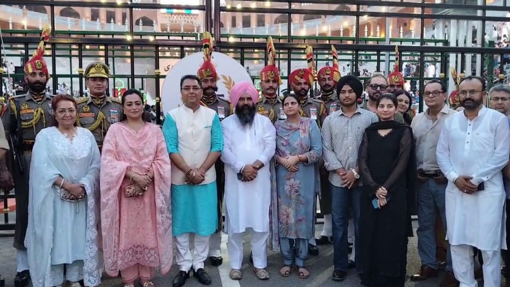 80ਵੇਂ ਆਜ਼ਾਦੀ ਦਿਵਸ ਮੌਕੇ ਅਟਾਰੀ-ਵਾਹਘਾ ਸਰਹੱਦ ‘ਤੇ ਆਯੋਜਿਤ ਰਿਟਰੀਟ ਸੈਰੀਮਨੀ ਵਿੱਚ ਪੰਜਾਬ ਦੇ ਕੈਬਨਿਟ ਮੰਤਰੀ ਅਮਨ ਅਰੋੜਾ ਆਪਣੇ ਪਰਿਵਾਰ ਸਣੇ ਸ਼ਾਮਲ ਹੋਏ। ਇਸ ਮੌਕੇ ਉਨ੍ਹਾਂ ਦੇ ਨਾਲ ਪੰਜਾਬ ਵਿਧਾਨ ਸਭਾ ਦੇ ਡਿਪਟੀ ਸਪੀਕਰ ਜੈ ਕਿਸ਼ਨ ਸਿੰਘ ਰੋੜੀ ਵੀ ਮੌਜੂਦ ਸਨ। ਬੀਐਸਐਫ ਦੇ ਅਧਿਕਾਰੀਆਂ ਨੇ ਉਨ੍ਹਾਂ ਦਾ ਸਵਾਗਤ ਕੀਤਾ।