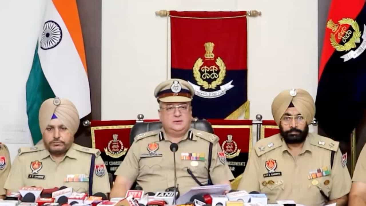 ਅੰਮ੍ਰਿਤਸਰ ਚ ਸਰਹੱਦ ਪਾਰ ਦੇ ਦੋ ਨੈੱਟਵਰਕਾਂ ਦਾ ਪਰਦਾਫਾਸ਼: 7 ਪਿਸਤੌਲਾਂ ਸਮੇਤ 2 ਕਿਲੋ 30 ਗ੍ਰਾਮ ਹੈਰੋਇਨ ਬਰਾਮਦ, 5 ਮੁਲਜ਼ਮ ਗ੍ਰਿਫ਼ਤਾਰ