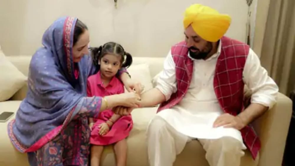 ਰੱਖੜੀ ਦੇ ਪਵਿੱਤਰ ਤਿਉਹਾਰ ਮੌਕੇ ਮੁੱਖ ਮੰਤਰੀ ਭਗਵੰਤ ਮਾਨ ਨੇ ਪੰਜਾਬ ਦੀਆਂ ਸਮੁੱਚੀਆਂ ਭੈਣਾਂ ਨੂੰ ਵਧਾਈਆਂ ਦਿੱਤੀਆਂ ਅਤੇ ਆਪਣੀ ਭੈਣ ਨਾਲ ਬਹੁਤ ਧੂਮਧਾਮ ਨਾਲ ਇਹ ਤਿਉਹਾਰ ਮਨਾਇਆ। Photo Credit: Social Media