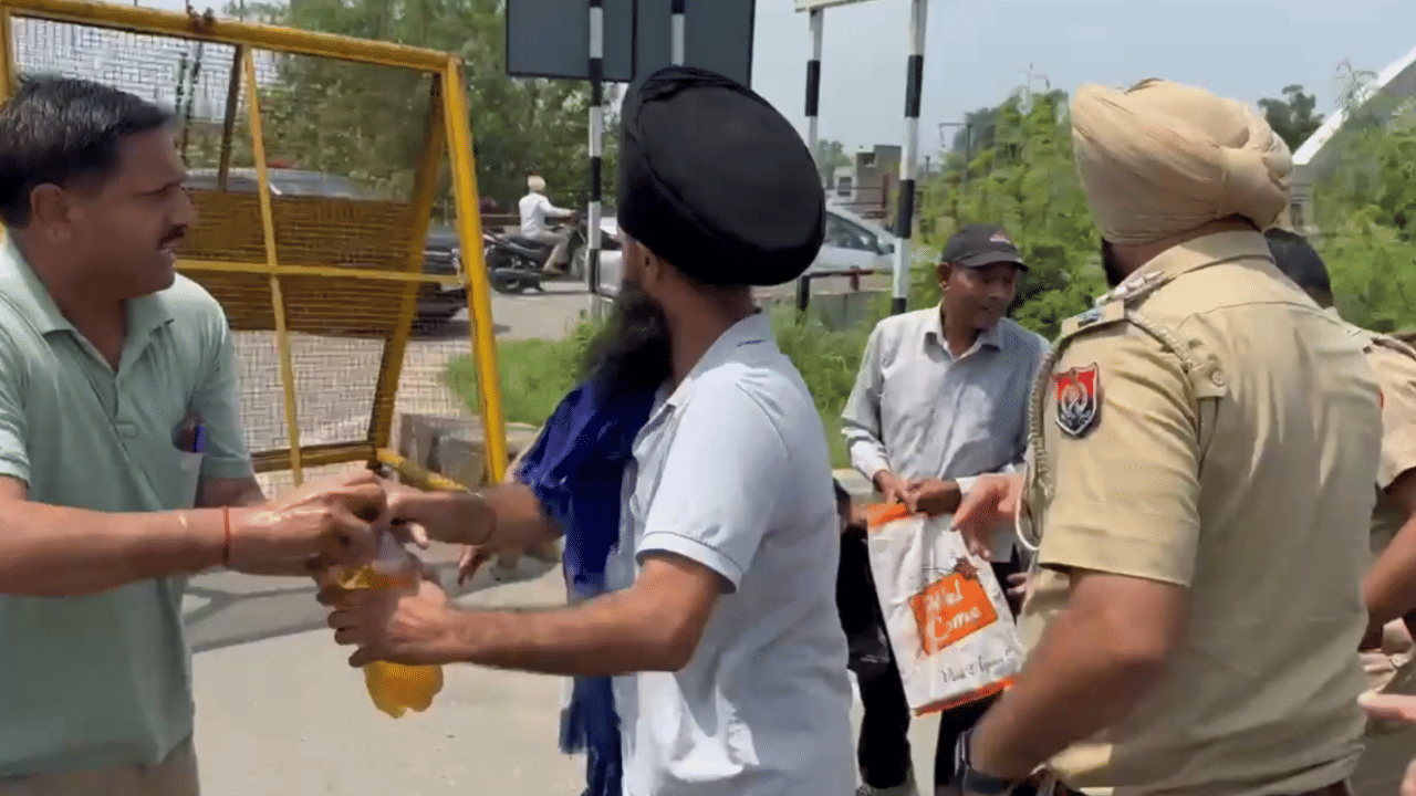 ਅੰਮ੍ਰਿਤਸਰ ਦੇ ਭੰਡਾਰੀ ਪੁਲ ਤੇ ਪਰਿਵਾਰ ਨੇ ਤੇਲ ਪਾ ਕੇ ਕੀਤੀ ਖ਼ੁਦਕੁਸ਼ੀ ਦੀ ਕੋਸ਼ਿਸ਼, ਦੁਕਾਨ-ਜ਼ਮੀਨ ਨੂੰ ਲੈ ਕੇ ਹੈ ਵਿਵਾਦ
