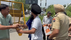 ਭੰਡਾਰੀ ਪੁਲ 'ਤੇ ਪਰਿਵਾਰ ਨੇ ਕੀਤੀ ਖ਼ੁਦਕੁਸ਼ੀ ਦੀ ਕੋਸ਼ਿਸ਼, ਜਾਣੋ ਕੀ ਹੈ ਮਾਮਲਾ ਭੰਡਾਰੀ ਪੁਲ 'ਤੇ ਪਰਿਵਾਰ ਨੇ ਕੀਤੀ ਖ਼ੁਦਕੁਸ਼ੀ ਦੀ ਕੋਸ਼ਿਸ਼, ਜਾਣੋ ਕੀ ਹੈ ਮਾਮਲਾ