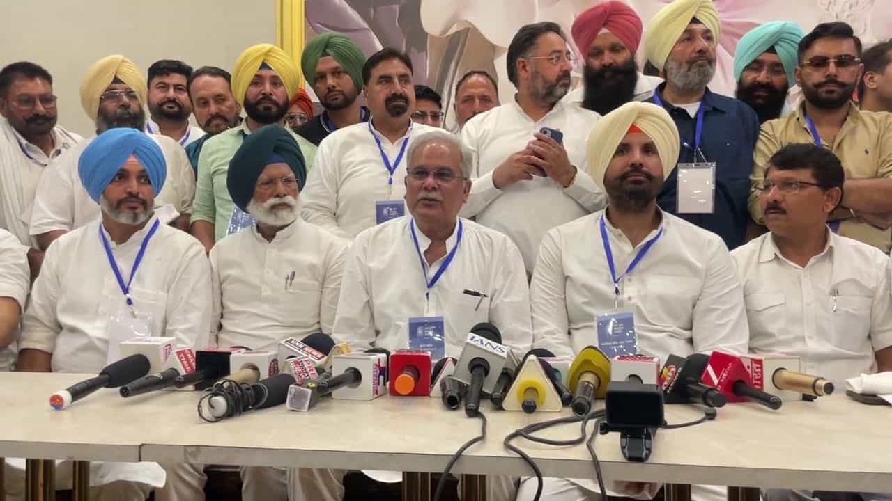 ਭੂਪੇਸ਼ ਬਘੇਲ ਦਾ 9 ਦਿਨਾਂ ਦਾ ਪੰਜਾਬ ਦੌਰਾ ਖ਼ਤਮ, ਜਾਣੋ ਅੰਦਰੂਨੀ ਧੜੇਬੰਦੀ ਤੇ ਕੀ ਬੋਲੇ ਵੜਿੰਗ? ਭੂਪੇਸ਼ ਬਘੇਲ ਦਾ 9 ਦਿਨਾਂ ਦਾ ਪੰਜਾਬ ਦੌਰਾ ਖ਼ਤਮ, ਜਾਣੋ ਅੰਦਰੂਨੀ ਧੜੇਬੰਦੀ ਤੇ ਕੀ ਬੋਲੇ ਵੜਿੰਗ?
