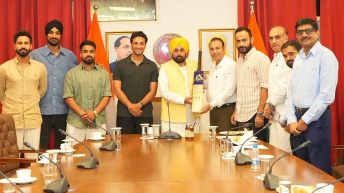 CM ਮਾਨ ਨੇ ਸ਼ੇਰ-ਏ-ਪੰਜਾਬ ਟੀ-20 ਕੱਪ ਦੇ ਖਿਡਾਰੀਆਂ ਨਾਲ ਕੀਤੀ ਮੁਲਾਕਾਤ