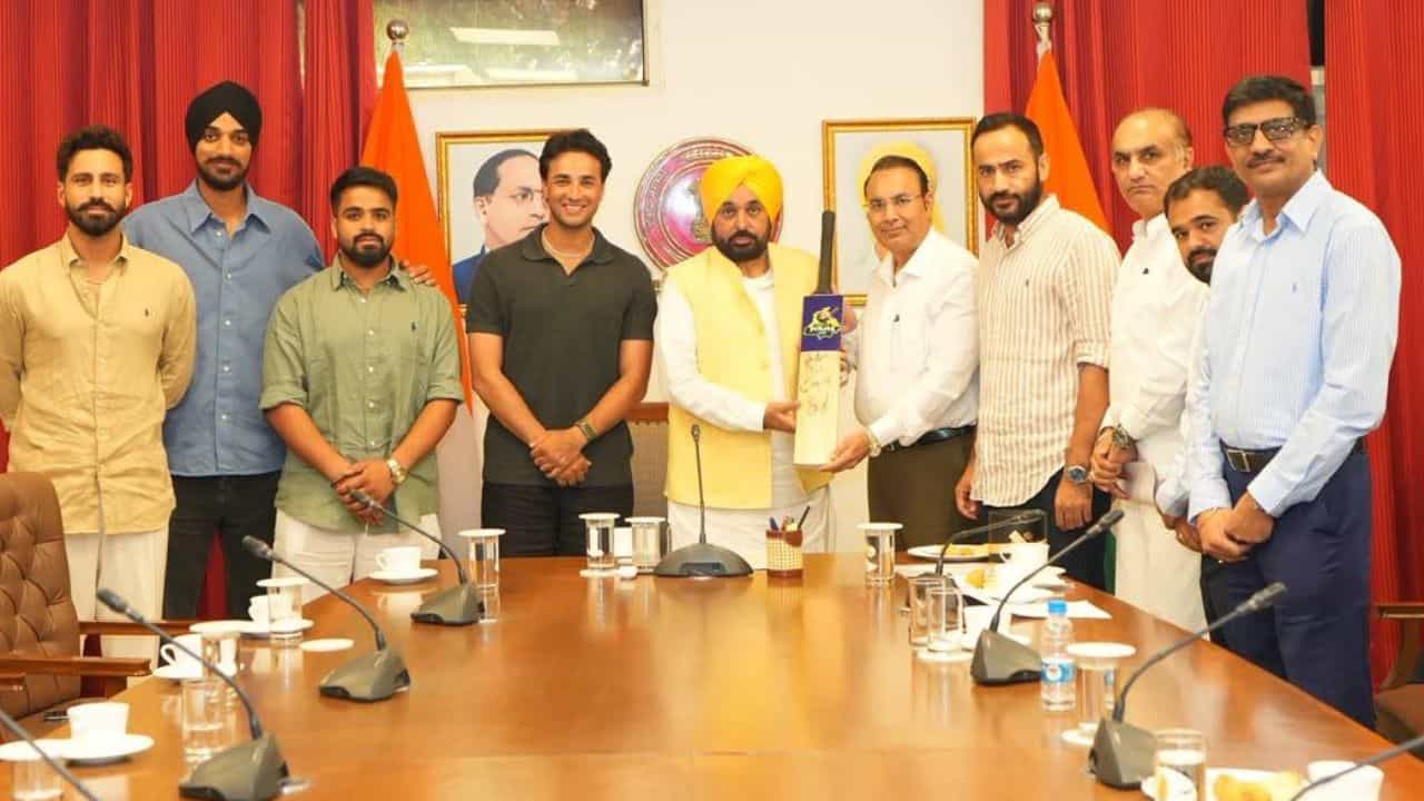 CM ਮਾਨ ਨੇ ਸ਼ੇਰ-ਏ-ਪੰਜਾਬ ਟੀ-20 ਕੱਪ ਦੇ ਖਿਡਾਰੀਆਂ ਨਾਲ ਕੀਤੀ ਮੁਲਾਕਾਤ, ਬੋਲੇ- ਪੰਜਾਬ ਨੇ ਹਮੇਸ਼ਾ ਦੇਸ਼ ਨੂੰ ਹੋਣਹਾਰ ਖਿਡਾਰੀ ਦਿੱਤੇ