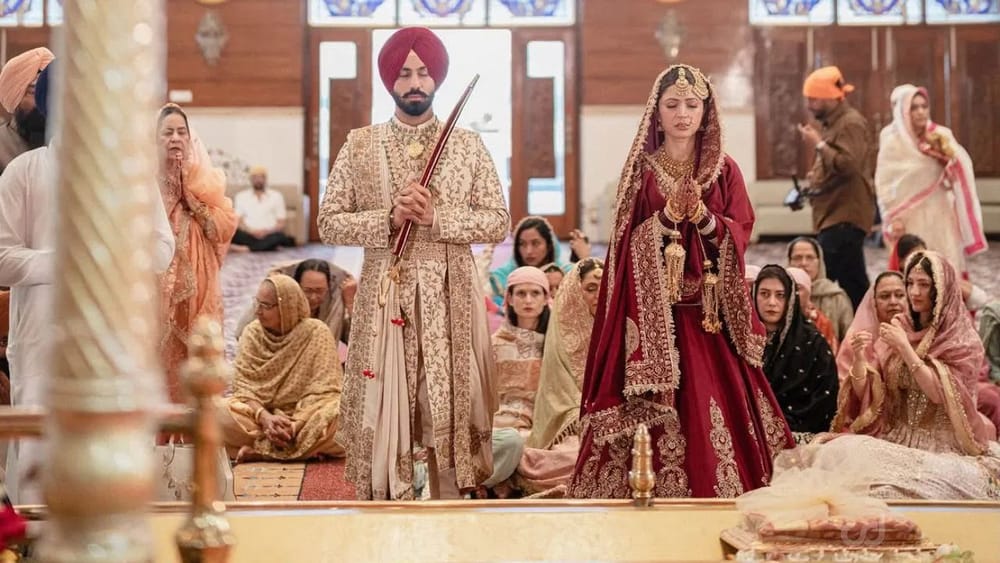 ਕਾਨੂੰਨੀ ਜਾਂ ਨਿੱਜੀ ਤਬਦੀਲੀ: ਚਾਰਲੀ ਚੌਹਾਨ ਨੇ ਗਲੈਮਰ ਅਤੇ ਟੈਲੀਵਿਜ਼ਨ ਇੰਡਸਟਰੀ ਵਿੱਚ ਆਉਣ ਤੋਂ ਪਹਿਲਾਂ ਜਾਂ ਆਪਣੀ ਸ਼ੁਰੂਆਤੀ ਜ਼ਿੰਦਗੀ ਵਿੱਚ, ਅਧਿਕਾਰਤ ਤੌਰ 'ਤੇ ਜਾਂ ਨਿੱਜੀ ਤੌਰ 'ਤੇ, ਇਹ ਉਪਨਾਮ ਅਪਣਾ ਲਿਆ ਸੀ। ਐਮਟੀਵੀ ਰੋਡੀਜ਼ 7 ਅਤੇ ਕੈਸੀ ਯੇ ਯਾਰੀਆਂ ਵਰਗੇ ਸ਼ੋਅ ਵਿੱਚ, ਉਨ੍ਹਾਂ ਨੇ ਹਮੇਸ਼ਾ ਆਪਣੇ ਆਪ ਨੂੰ 'ਚਾਰਲੀ ਚੌਹਾਨ' ਨਾਲ ਹੀ ਸਬੰਧਿਤ ਕਰਵਾਇਆ ਹੈ।