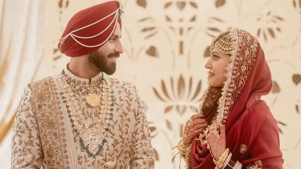 ਜਨਤਕ ਤੌਰ 'ਤੇ ਉਪਲਬਧ ਜਾਣਕਾਰੀ ਦੇ ਅਨੁਸਾਰ, ਚਾਰਲੀ ਦਾ ਪਾਲਣ-ਪੋਸ਼ਣ ਉਨ੍ਹਾਂ ਦੇ ਦਾਦਾ-ਦਾਦੀ ਨੇ ਕੀਤਾ ਹੈ। ਭਾਰਤੀ ਸਮਾਜ ਅਤੇ ਪਰਿਵਾਰਕ ਢਾਂਚੇ ਵਿੱਚ, ਬੱਚੇ ਕਈ ਵਾਰ ਆਪਣੇ ਮਾਪਿਆਂ ਦੀ ਬਜਾਏ ਆਪਣੇ ਦਾਦਾ-ਦਾਦੀ ਜਾਂ ਨਾਨਾ-ਨਾਲੀ ਦਾ ਉਪਨਾਮ ਅਪਣਾ ਲੈਂਦੇ ਹਨ।