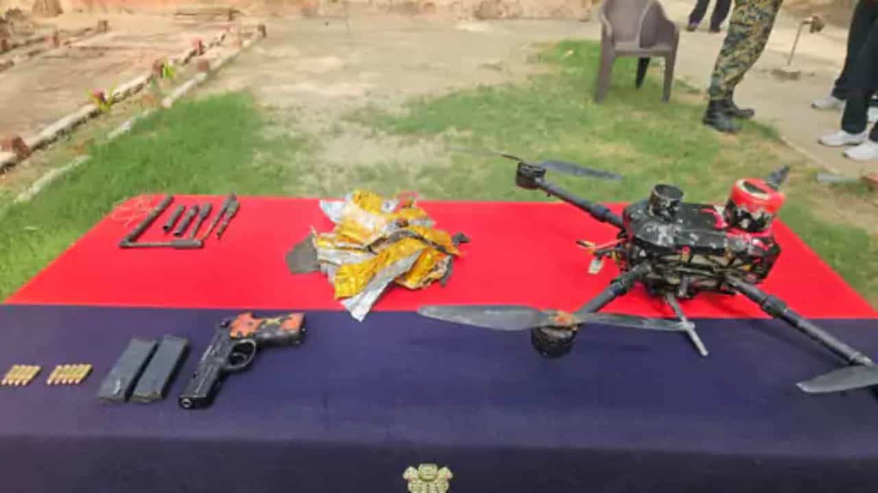 ਫਾਜ਼ਿਲਕਾ ਚ PAK ਨੇ ਡਰੋਨ ਨਾਲ ਸੁੱਟੇ ਹਥਿਆਰ: BSF-ਪੁਲਿਸ ਨੇ ਸਾਜ਼ਿਸ਼ ਕੀਤੀ ਨਾਕਾਮ, ਪਿਸਤੌਲ ਤੇ ਕਾਰਤੂਸ ਬਰਾਮਦ ਫਾਜ਼ਿਲਕਾ ਚ PAK ਨੇ ਡਰੋਨ ਨਾਲ ਸੁੱਟੇ ਹਥਿਆਰ: BSF-ਪੁਲਿਸ ਨੇ ਸਾਜ਼ਿਸ਼ ਕੀਤੀ ਨਾਕਾਮ, ਪਿਸਤੌਲ ਤੇ ਕਾਰਤੂਸ ਬਰਾਮਦ