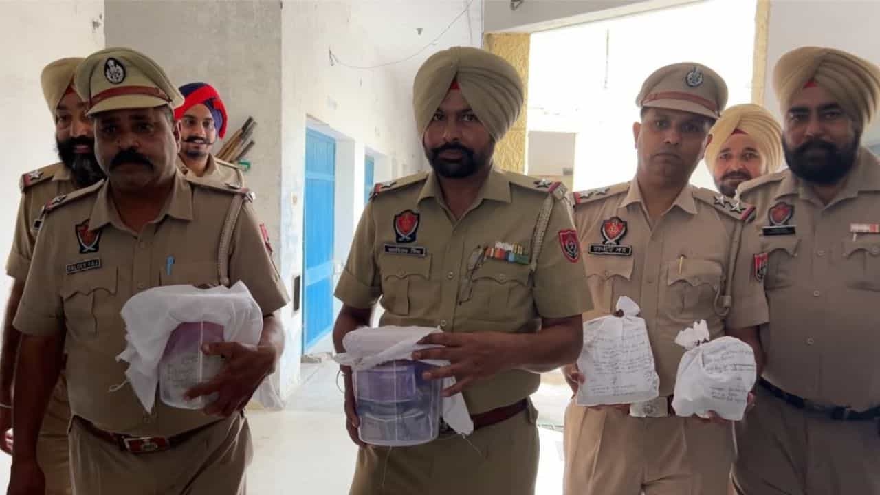 ਫਿਰੋਜ਼ਪੁਰ ਨਸ਼ਾ ਤਸਕਰੀ ਤੇ ਵੱਡੀ ਕਾਰਵਾਈ, 1.8 ਕਿਲੋ ਹੈਰੋਇਨ ਤੇ ਨਕਦੀ ਬਰਾਮਦ; ਮੁਲਜ਼ਮ ਫਰਾਰ