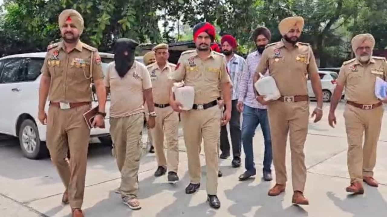 ਫ਼ਿਰੋਜ਼ਪੁਰ ਚ ਪੁਲਿਸ ਦਾ ਵੱਡਾ ਐਕਸ਼ਨ, 3.5 KG ਹੈਰੋਇਨ ਤੇ ਪਾਕਿਸਤਾਨੀ ਪਿਸਤੌਲਾਂ ਸਣੇ ਤਸਕਰ ਗ੍ਰਿਫ਼ਤਾਰ ਫ਼ਿਰੋਜ਼ਪੁਰ ਚ ਪੁਲਿਸ ਦਾ ਵੱਡਾ ਐਕਸ਼ਨ, 3.5 KG ਹੈਰੋਇਨ ਤੇ ਪਾਕਿਸਤਾਨੀ ਪਿਸਤੌਲਾਂ ਸਣੇ ਤਸਕਰ ਗ੍ਰਿਫ਼ਤਾਰ