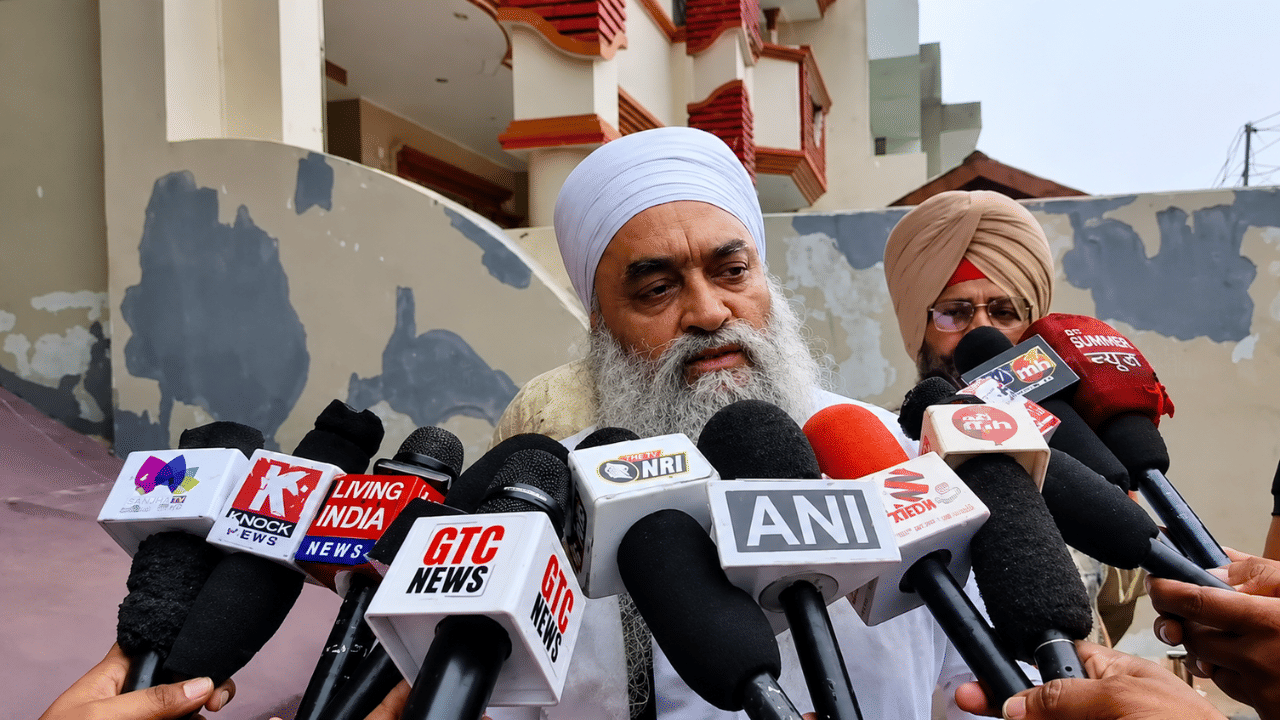 ਅਕਾਲ ਤਖ਼ਤ ਸਾਹਿਬ ਦੇ ਸਾਬਕਾ ਜਥੇਦਾਰ ਦੇ ਘਰ ਤੇ ਫਾਈਰਿੰਗ: ਕਾਰ ਨੂੰ ਵੀ ਮਾਰੀ ਗੋਲੀ; ਬੇਅਦਬੀ ਮਾਮਲੇ ਵਿੱਚ ਸੁਖਬੀਰ ਬਾਦਲ ਨੂੰ ਸੁਣਾਈ ਸੀ ਧਾਰਮਿਕ ਸਜ਼ਾ ਅਕਾਲ ਤਖ਼ਤ ਸਾਹਿਬ ਦੇ ਸਾਬਕਾ ਜਥੇਦਾਰ ਦੇ ਘਰ ਤੇ ਫਾਈਰਿੰਗ: ਕਾਰ ਨੂੰ ਵੀ ਮਾਰੀ ਗੋਲੀ; ਬੇਅਦਬੀ ਮਾਮਲੇ ਵਿੱਚ ਸੁਖਬੀਰ ਬਾਦਲ ਨੂੰ ਸੁਣਾਈ ਸੀ ਧਾਰਮਿਕ ਸਜ਼ਾ