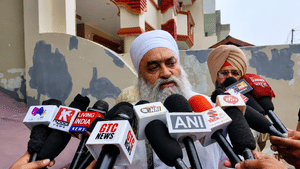 ਅਕਾਲ ਤਖ਼ਤ ਦੇ ਸਾਬਕਾ ਜਥੇਦਾਰ ਦੇ ਘਰ 'ਤੇ ਫਾਈਰਿੰਗ, ਕਾਰ ਨੂੰ ਵੀ ਮਾਰੀ ਗੋਲੀ ਅਕਾਲ ਤਖ਼ਤ ਦੇ ਸਾਬਕਾ ਜਥੇਦਾਰ ਦੇ ਘਰ 'ਤੇ ਫਾਈਰਿੰਗ, ਕਾਰ ਨੂੰ ਵੀ ਮਾਰੀ ਗੋਲੀ