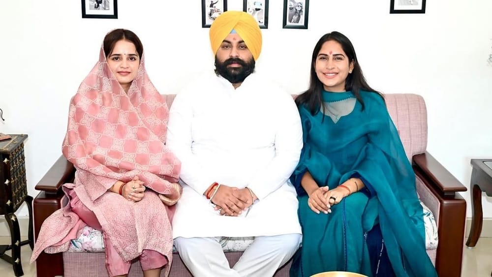 ਸਿੱਖਿਆ ਮੰਤਰੀ ਹਰਜੋਤ ਸਿੰਘ ਬੈਂਸ ਆਪਣੀ ਭੈਣ ਕੋਲੋਂ ਰੱਖੜੀ ਬੰਨ੍ਹਵਾ ਕੇ ਇਸ ਤਿਉਹਾਰ ਵਿੱਚ ਸ਼ਾਮਲ ਹੋਏ, ਜਦੋਂ ਕਿ ਸੂਬੇ ਭਰ ਵਿੱਚ ਘਰਾਂ, ਮੰਦਰਾਂ ਅਤੇ ਜਨਤਕ ਸੰਸਥਾਵਾਂ ਵਿੱਚ ਜਸ਼ਨ ਮਨਾਏ ਗਏ। Photo Credit: Social Media