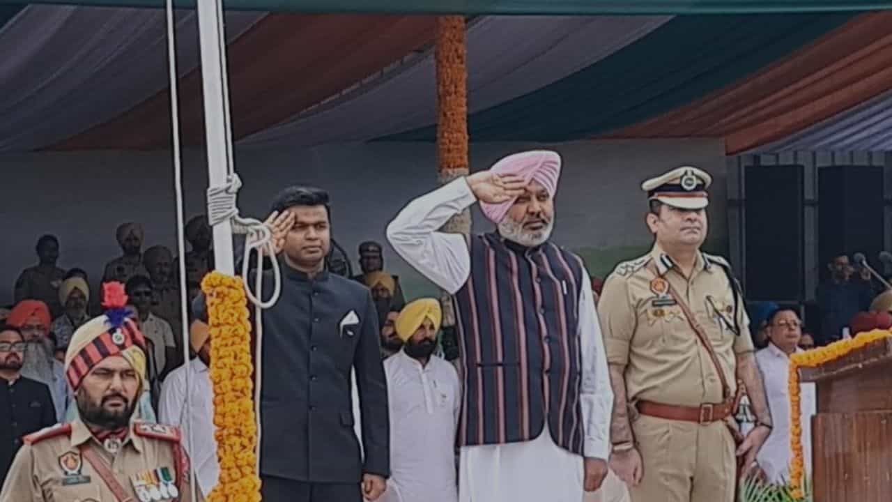 Independence Day 2026: ਲੁਧਿਆਣਾ ਚ ਵਿੱਤ ਮੰਤਰੀ ਹਰਪਾਲ ਚੀਮਾ ਨੇ ਲਹਿਰਾਇਆ ਤਿਰੰਗਾ, ਸਮਾਜ ਸੇਵੀਆਂ ਦਾ ਕੀਤਾ ਸਨਮਾਨ Independence Day 2026: ਲੁਧਿਆਣਾ ਚ ਵਿੱਤ ਮੰਤਰੀ ਹਰਪਾਲ ਚੀਮਾ ਨੇ ਲਹਿਰਾਇਆ ਤਿਰੰਗਾ, ਸਮਾਜ ਸੇਵੀਆਂ ਦਾ ਕੀਤਾ ਸਨਮਾਨ