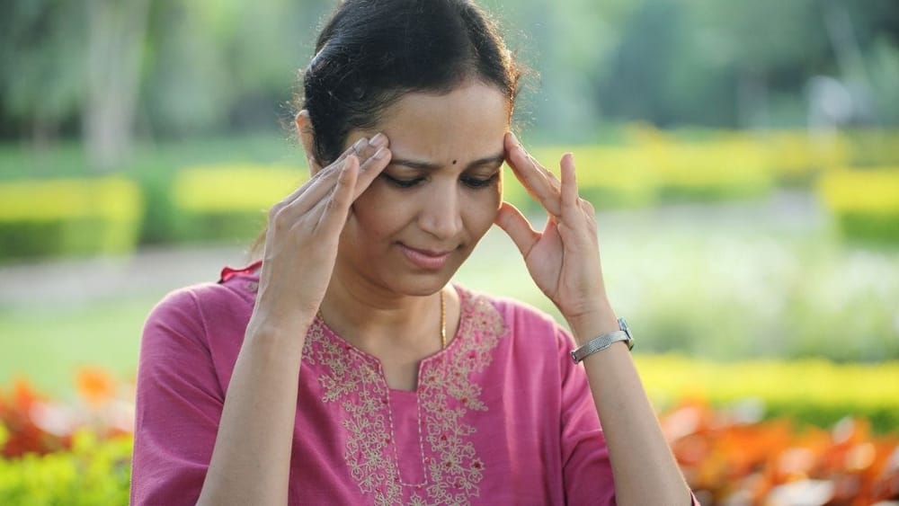 ਦਰਦ ਨਿਵਾਰਕ ਦਵਾਈਆਂ ਲੈਣ ਤੋਂ ਪਹਿਲਾਂ ਕਾਰਨ ਨੂੰ ਸਮਝਣਾ ਜ਼ਰੂਰੀ: ਜਦੋਂ ਤੁਹਾਨੂੰ ਵਾਰ-ਵਾਰ ਸਿਰ ਦਰਦ ਹੁੰਦਾ ਹੈ, ਤਾਂ ਆਪਣੇ ਆਪ ਲਗਾਤਾਰ ਦਰਦ ਨਿਵਾਰਕ ਦਵਾਈਆਂ ਲੈਣ ਦੀ ਬਜਾਏ ਕਾਰਨ ਦੀ ਜਾਂਚ ਕਰਵਾਉਣਾ ਮਹੱਤਵਪੂਰਨ ਹੈ। ਸਿਰ ਦਰਦ ਕਈ ਕਾਰਨਾਂ ਕਰਕੇ ਹੋ ਸਕਦਾ ਹੈ ਜਿਸ ਵਿੱਚ ਤਣਾਅ, ਨੀਂਦ ਦੀ ਕਮੀ, ਡੀਹਾਈਡਰੇਸ਼ਨ, ਮਾਈਗ੍ਰੇਨ ਸ਼ਾਮਲ ਹਨ। (Photo credit: Getty Images)
