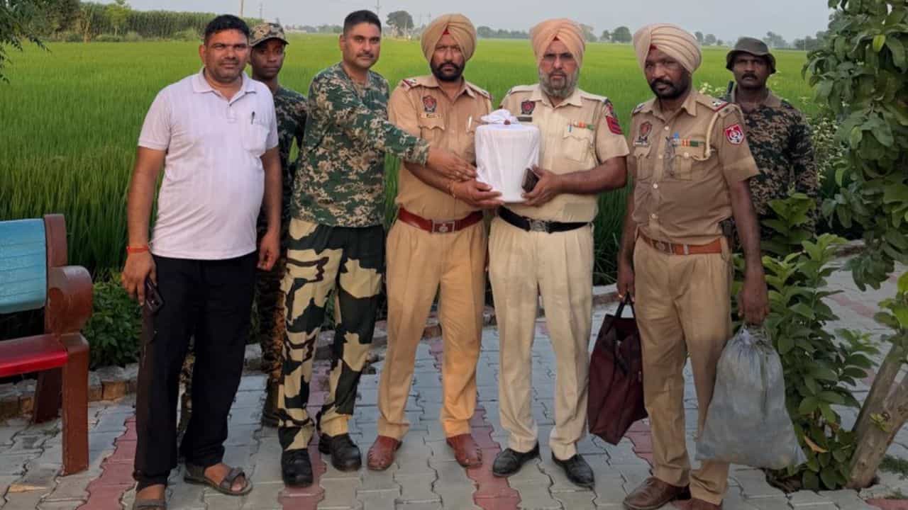 ਤਰਨਤਾਰਨ ਸਰਹੱਦ ਤੇ ਕਿਸਾਨ ਦੇ ਖੇਤ ਚੋਂ ਮਿਲੀ 4.4 ਕਿਲੋ ਹੈਰੋਇਨ ਦੀ ਵੱਡੀ ਖ਼ੇਪ, ਤਸਕਰਾਂ ਦੀ ਭਾਲ ਤੇਜ਼