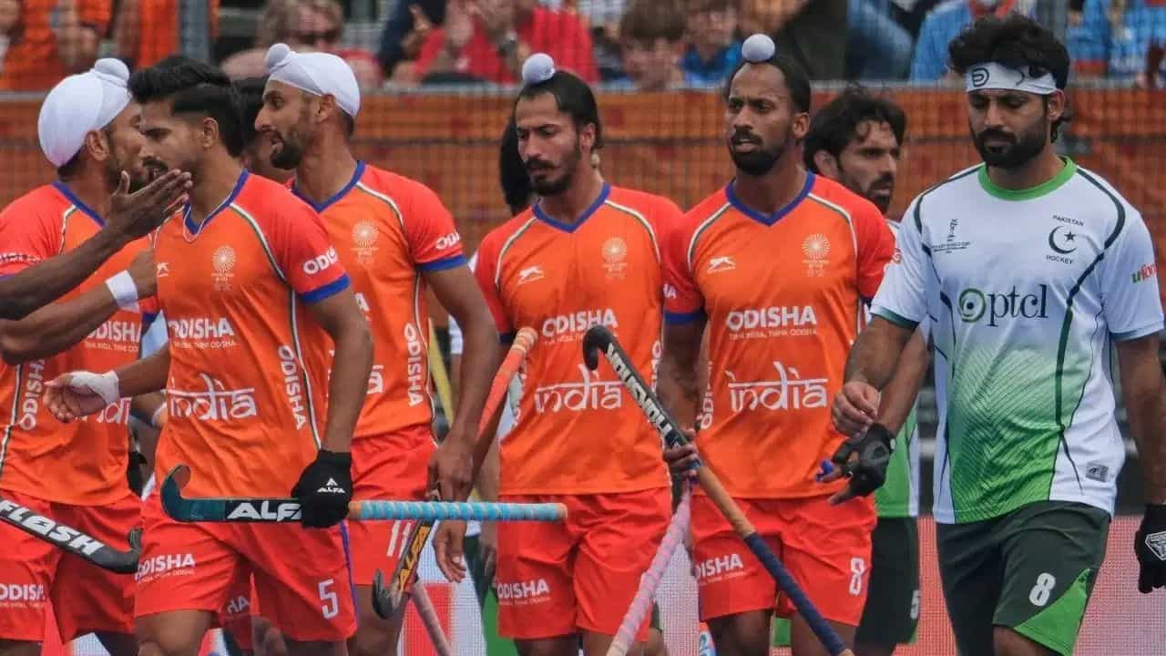Hockey World Cup: ਟੀਮ ਇੰਡੀਆ ਨੇ ਪਾਕਿਸਤਾਨ ਨੂੰ ਪਛਾੜਿਆ, ਅਗਲੇ ਗੇੜ ਚ ਜਗ੍ਹਾ ਬਣਾ ਕੇ PAK ਨੂੰ ਕੀਤਾ ਬਾਹਰ Hockey World Cup: ਟੀਮ ਇੰਡੀਆ ਨੇ ਪਾਕਿਸਤਾਨ ਨੂੰ ਪਛਾੜਿਆ, ਅਗਲੇ ਗੇੜ ਚ ਜਗ੍ਹਾ ਬਣਾ ਕੇ PAK ਨੂੰ ਕੀਤਾ ਬਾਹਰ