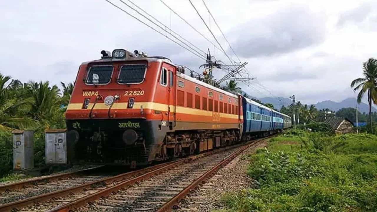 ਰੇਲਵੇ 3 ਤੋਂ 6 ਅਗਸਤ ਤੱਕ ਚਲਾਏਗਾ ਛੇ ਰੇਲ ਗੱਡੀਆਂ: RRB ਪੇਪਰ ਦੇਣ ਵਾਲੇ ਉਮੀਦਵਾਰਾਂ ਨੂੰ ਮਿਲੇਗੀ ਰਾਹਤ; ਹੈਲਪਲਾਈਨ ਨੰਬਰ 139 ਤੇ ਮਿਲੇਗੀ ਮਦਦ