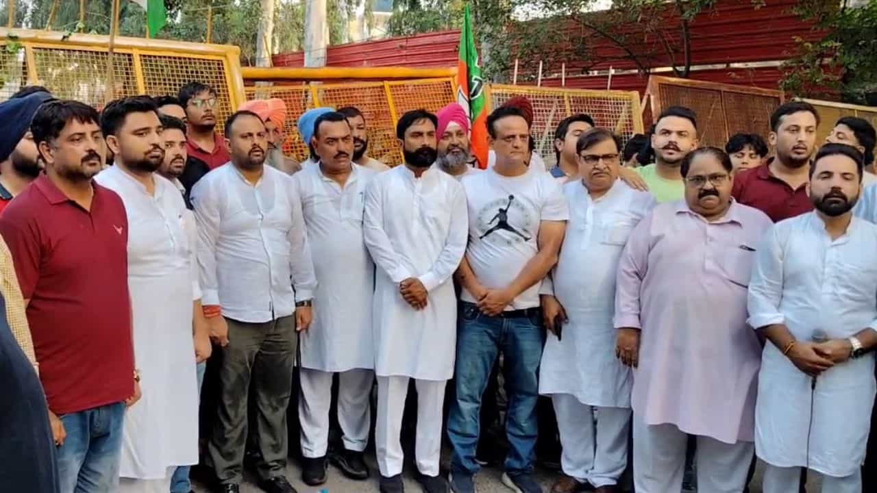 ਵੰਦੇ ਮਾਤਰਮ ਦੇ ਅਪਮਾਨ ਤੇ BJP ਦਾ ਹੱਲਾ-ਬੋਲ, ਜਲੰਧਰ ਚ ਕਾਂਗਰਸ ਭਵਨ ਦਾ ਕੀਤਾ ਘਿਰਾਓ ਵੰਦੇ ਮਾਤਰਮ ਦੇ ਅਪਮਾਨ ਤੇ BJP ਦਾ ਹੱਲਾ-ਬੋਲ, ਜਲੰਧਰ ਚ ਕਾਂਗਰਸ ਭਵਨ ਦਾ ਕੀਤਾ ਘਿਰਾਓ