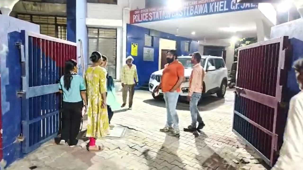 ਜਲੰਧਰ ਚ ਨਾਬਾਲਗ ਦਾ ਜਾਅਲੀ ਆਧਾਰ ਕਾਰਡ ਬਣਾ ਕੇ ਕਰਵਾਇਆ ਵਿਆਹ, ਪਰਿਵਾਰ ਵੱਲੋ ਸਖ਼ਤ ਕਾਰਵਾਈ ਦੀ ਮੰਗ ਜਲੰਧਰ ਚ ਨਾਬਾਲਗ ਦਾ ਜਾਅਲੀ ਆਧਾਰ ਕਾਰਡ ਬਣਾ ਕੇ ਕਰਵਾਇਆ ਵਿਆਹ, ਪਰਿਵਾਰ ਵੱਲੋ ਸਖ਼ਤ ਕਾਰਵਾਈ ਦੀ ਮੰਗ