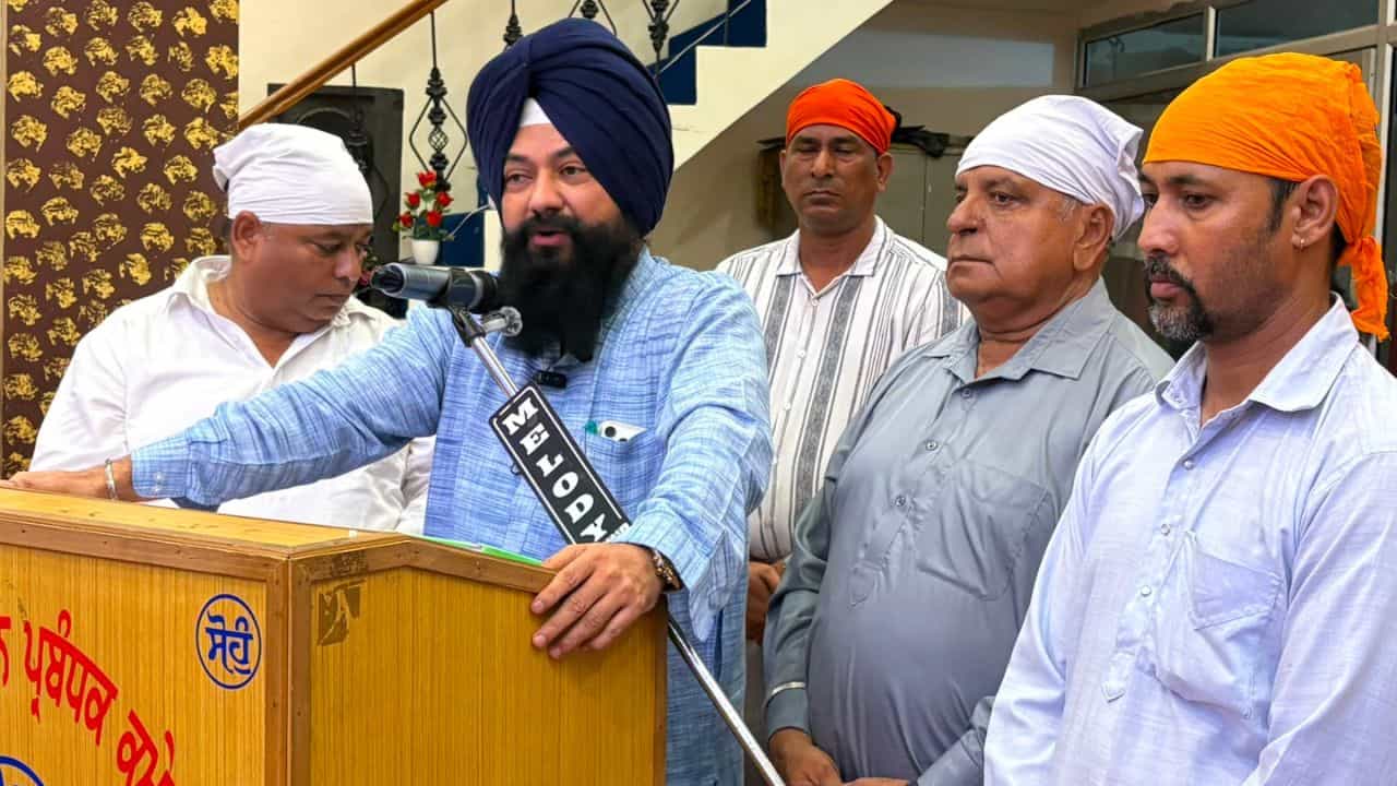 ਸ੍ਰੀ ਗੁਰੂ ਰਵਿਦਾਸ ਮੰਦਿਰ ਫਿਲੌਰ ਨਤਮਸਤਕ ਹੋਏ SC ਕਮਿਸ਼ਨ ਦੇ ਚੇਅਰਮੈਨ, 650ਵੇਂ ਪ੍ਰਕਾਸ਼ ਪੁਰਬ ਲਈ ਉਲੀਕੇ ਵੱਡੇ ਪ੍ਰੋਗਰਾਮ