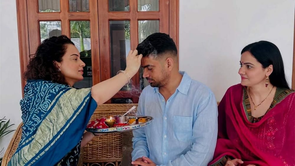 ਅਦਾਕਾਰਾ ਅਤੇ ਭਾਜਪਾ ਸੰਸਦ ਮੈਂਬਰ ਕੰਗਨਾ ਰਣੌਤ ਵੀ ਆਪਣੇ ਭਰਾਵਾਂ ਅਤੇ ਭੈਣਾਂ ਨਾਲ ਬਹੁਤ ਉਤਸ਼ਾਹ ਨਾਲ ਇਸ ਤਿਉਹਾਰ ਨੂੰ ਮਨਾ ਰਹੀ ਹੈ। ਅਦਾਕਾਰਾ ਨੇ ਆਪਣੇ ਭਰਾ ਅਤੇ ਭਾਬੀ ਨਾਲ ਰੱਖੜੀ ਦਾ ਤਿਉਹਾਰ ਬਹੁਤ ਧੂਮਧਾਮ ਨਾਲ ਮਨਾਇਆ। Photo Credit: Social Media