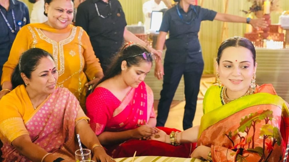 ਇਸ ਤਸਵੀਰ ਵਿੱਚ ਕੰਗਨਾ ਹੱਥਾਂ ’ਤੇ ਮਹਿੰਦੀ ਲਗਵਾਉਂਦੀ ਨਜ਼ਰ ਆ ਰਹੀ ਹੈ। ਦੂਜੇ ਪਾਸੇ ਸੀਐੱਮ ਰੇਖਾ ਗੁਪਤਾ ਵੀ ਉੱਥੇ ਬੈਠੀ ਹੋਈ ਹੈ। ਤਸਵੀਰ ਵਿੱਚ ਕੰਗਨਾ ਕਾਫ਼ੀ ਖੁਸ਼ ਨਜ਼ਰ ਆ ਰਹੀ ਹੈ ਅਤੇ ਤੀਜ ਦੇ ਇਸ ਜਸ਼ਨ ਦਾ ਖੂਬ ਆਨੰਦ ਮਾਣਦੀ ਦਿਖਾਈ ਦੇ ਰਹੀ ਹੈ।