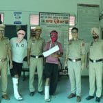 ਪੁਲਿਸ ਨੂੰ ਪਿੱਛਾ ਕਰਦੇ ਦੇਖ ਲੁਟੇਰੇ ਭੱਜੇ, ਦਰੱਖਤ ਨਾਲ ਟਕਰਾਈ ਬਾਈਕ, ਹੱਥਾਂ-ਪੈਰਾ ‘ਤੇ ਲੱਗਾ ਪਲਾਸਟਰ