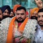 ਅੰਮ੍ਰਿਤਸਰ ‘ਚ ਕਾਮਨਵੈਲਥ ਗੇਮਜ਼ ‘ਚੋਂ ਸਿਲਵਰ ਮੈਡਲ ਜਿੱਤ ਕੇ ਪਰਤੇ ਵੇਟਲਿਫਟਰ ਲਵਪ੍ਰੀਤ ਸਿੰਘ, ਏਅਰਪੋਰਟ ‘ਤੇ ਸ਼ਾਨਦਾਰ ਸਵਾਗਤ