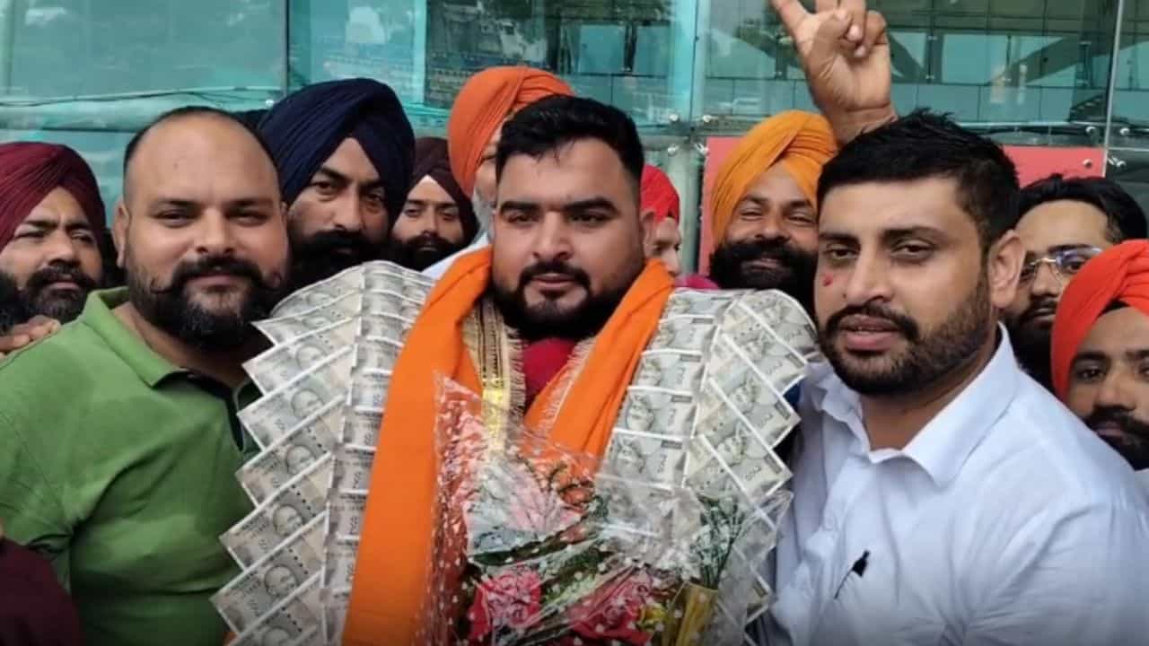 ਅੰਮ੍ਰਿਤਸਰ ਚ ਕਾਮਨਵੈਲਥ ਗੇਮਜ਼ ਚੋਂ ਸਿਲਵਰ ਮੈਡਲ ਜਿੱਤ ਕੇ ਪਰਤੇ ਵੇਟਲਿਫਟਰ ਲਵਪ੍ਰੀਤ ਸਿੰਘ, ਏਅਰਪੋਰਟ ਤੇ ਸ਼ਾਨਦਾਰ ਸਵਾਗਤ ਅੰਮ੍ਰਿਤਸਰ ਚ ਕਾਮਨਵੈਲਥ ਗੇਮਜ਼ ਚੋਂ ਸਿਲਵਰ ਮੈਡਲ ਜਿੱਤ ਕੇ ਪਰਤੇ ਵੇਟਲਿਫਟਰ ਲਵਪ੍ਰੀਤ ਸਿੰਘ, ਏਅਰਪੋਰਟ ਤੇ ਸ਼ਾਨਦਾਰ ਸਵਾਗਤ